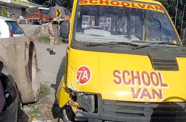 Solan: चंडीगढ़-शिमला हाईवे पर स्कूल वैन समेत तीन गाड़ियों की टक्कर, कोई घायल नहीं