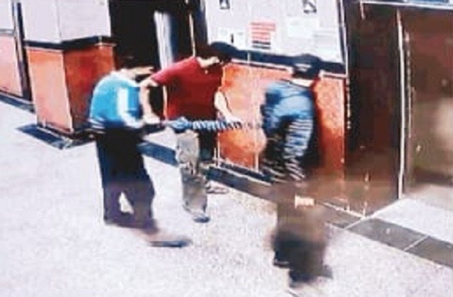 I.G.M.C. शिमला में लिफ्ट को नुकसान पहुंचाते तीन युवक CCTV में कैद