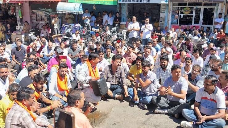 धर्मशाला: मस्जिदों में अवैध निर्माण के विरोध में कोतवाली बाजार तीन घंटे बंद