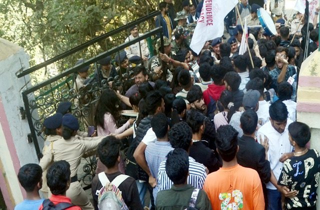 संजौली कॉलेज: 6 छात्रों के निष्कासन के खिलाफ प्रदर्शन के दौरान एसएफआई छात्रों की पुलिस से झड़प