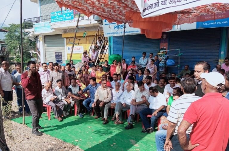 शाहपुर बाजार को बचाने के लिए दुकानदार सड़कों पर उतरे