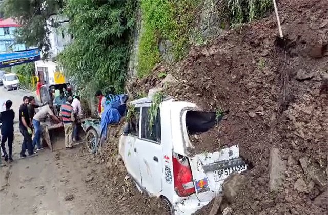 Shimla: संजौली, शिमला में भूस्खलन: 2 गाड़ियां मलबे में दबीं, पेयजल लाइनें क्षतिग्रस्त