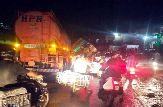 सिरमौर: त्रिलोकपुर सड़क पर पलटा कंटेनर, देर रात तक लगा रहा जाम
