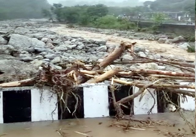 हिमाचल में भारी बारिश से तबाही, पांवटा साहिब में स्कूल बंद