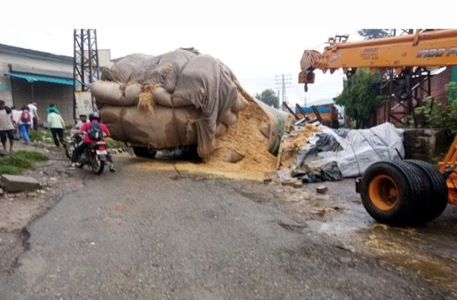 सिरमौर: कालाअम्ब में भूसे से लदा ट्रैक्टर पलटा, कोई हताहत नहीं