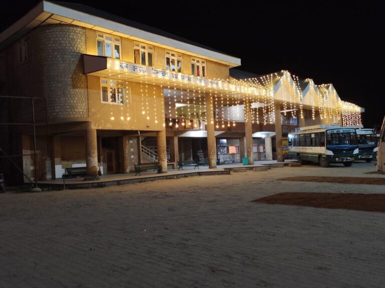 HRTC की 50वीं वर्षगांठ: बस अड्डों पर विशेष लाइटिंग और बसों पर स्टीकर