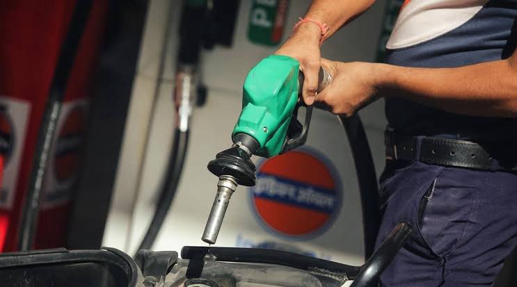 Petrol diesel सस्ता: कीमतों में 2-3 रुपये प्रति लीटर की कटौती संभव, पूरी खबर पढ़ें!