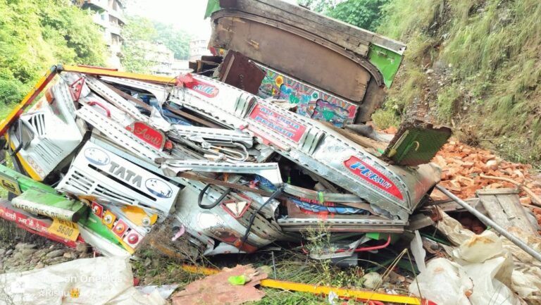 हमीरपुर के लंबलू के पास अनियंत्रित होकर खड्ड में गिरा ट्रक, चालक की मौत। पूरी खबर पढ़ें!