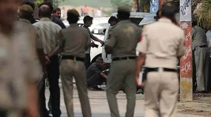 नशा तस्करों के खिलाफ हिमाचल पुलिस की बड़ी कार्रवाई: 42 जगहों पर छापेमारी, 8 तस्कर गिरफ्तार, 3 गाड़ियां जब्त, डिजिटल डिवाइसों की जांच जारी।