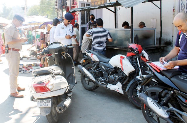चम्बा पुलिस ने नो-पार्किंग जोन में की कार्रवाई, 15 वाहनों के काटे चालान चम्बा पुलिस ने नो-पार्किंग जोन में की कार्रवाई, 15 वाहनों के काटे चालान