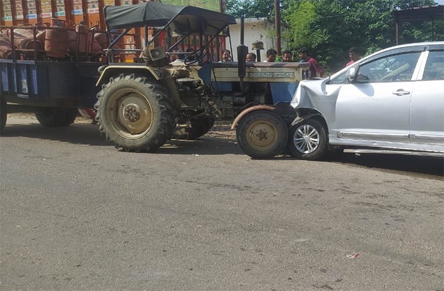 टाहलीवाल में कार और ट्रैक्टर ट्राली की टक्कर, चालक घायल टाहलीवाल में कार और ट्रैक्टर ट्राली की टक्कर, चालक घायल