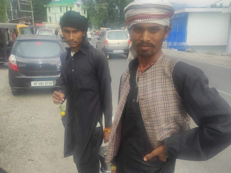 Nagrota: बिना दस्तावेज वाले समूह के दो सदस्यों को पकड़ा गया, शनि मंदिर में पैसे चढ़ाने के बाद उन्हें नगरोटा पुलिस स्टेशन में छोड़ दिया गया।