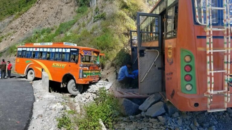 Sirmaur: पांवटा साहिब-शिलाई हाईवे पर बस पहाड़ी से टकराई, 10 लोग घायल