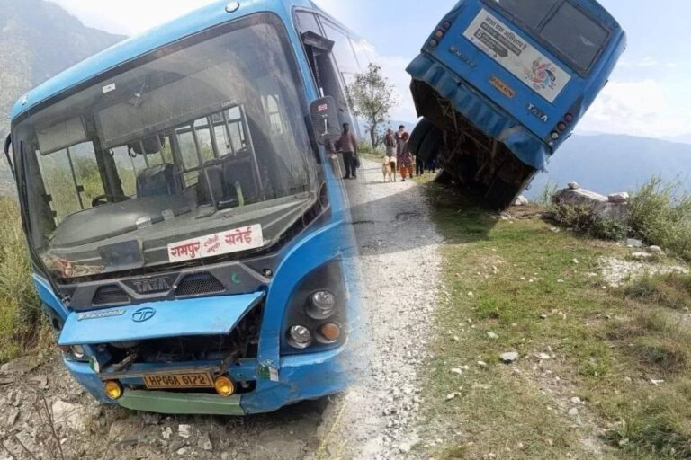 रामपुर बुशहर में खाई में लटकी एचआरटीसी बस: बड़ा हादसा टला, सभी यात्री सुरक्षित! पूरी खबर जानने के लिए क्लिक करें