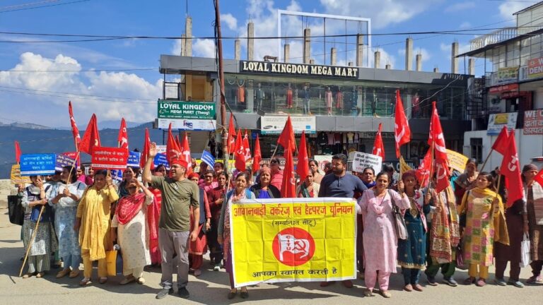 ठियोग में आंगनबाड़ी वर्कर और हेल्पर के अधिकारों के लिए यूनियन का प्रदर्शन