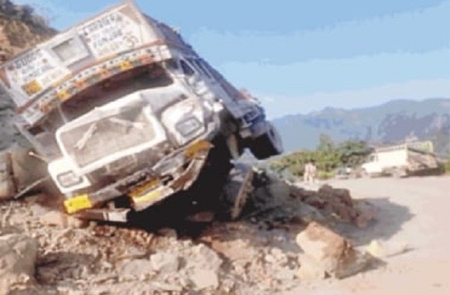धर्मपुर के पास चकयाणा मोड़ पर ट्रक सड़क से लुढ़का, मंडी हादसे में ड्राइवर घायल