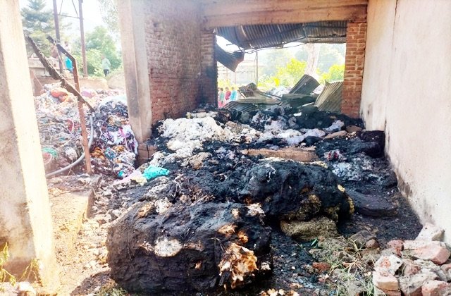 मंडी के कोट में रजाई गद्दा उद्योग में लगी आग, भारी नुकसान