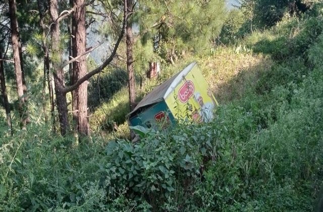 Mandi: स्टीयरिंग लॉक होने से जीप लुढ़की, 2 घायल