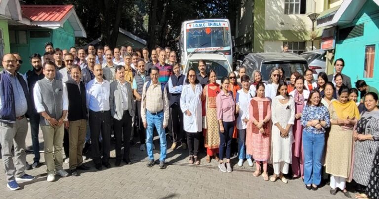 शिमला में डाक्टरों का एनपीए व अन्य भत्तों में कटौती के खिलाफ विरोध प्रदर्शन शिमला में डाक्टरों का एनपीए व अन्य भत्तों में कटौती के खिलाफ विरोध प्रदर्शन