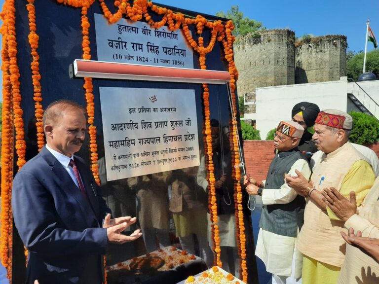 राज्यपाल ने किया वज़ीर राम सिंह पठानिया की प्रतिमा का अनावरण