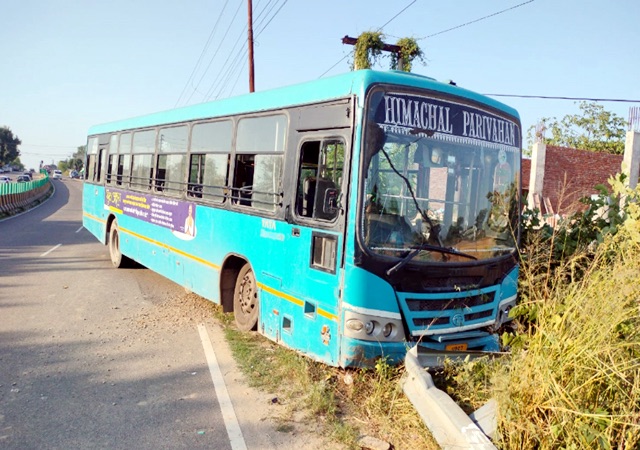 देहलां में HRTC बस का स्टीयरिंग हुआ लॉक, चालक की सूझबूझ से यात्रियों की जान बची