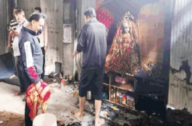 मंडी में संतोषी माता मंदिर में आग लगने की घटना: लाखों की संपत्ति नष्ट