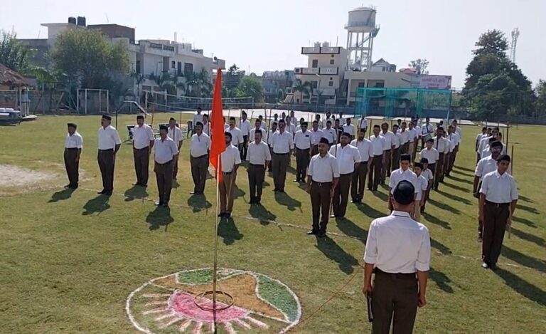 विजयदशमी के अवसर पर राष्ट्रीय स्वयंसेवक संघ ने किया शस्त्र पूजन