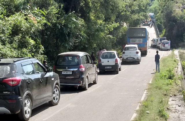 Kangra: घाटी पुल पर खाई में गिरने से बाल-बाल बची HRTC बस, 25 यात्री सुरक्षित
