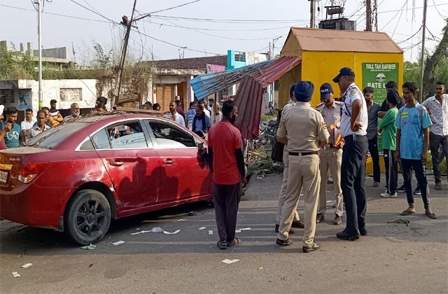 Una: अजौली टोल नाके पर तेज रफ्तार कार ने मचाया कहर, 2 कर्मचारियों की मौ’त, 1 घायल