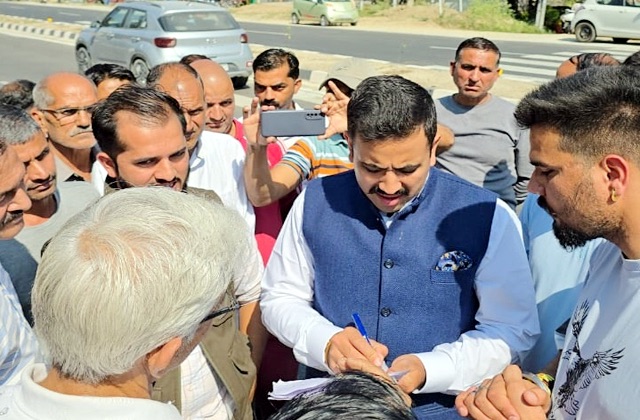 दौंधी के लोगों ने फोरलेन पर यू-टर्न की मांग को लेकर मंत्री का काफिला रोका दौंधी के लोगों ने फोरलेन पर यू-टर्न की मांग को लेकर मंत्री का काफिला रोका