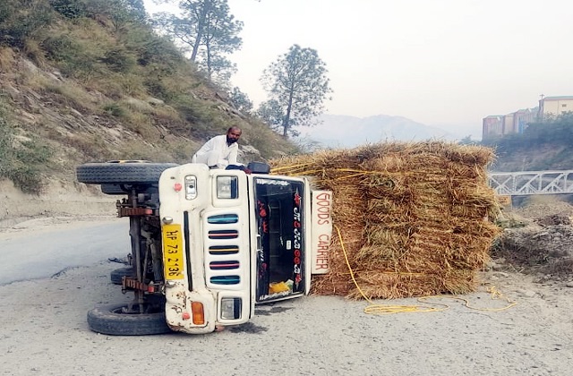 Chamba: पठानकोट-भरमौर एनएच पर परेल के पास घास से लदी पिकअप सड़क में पलटी