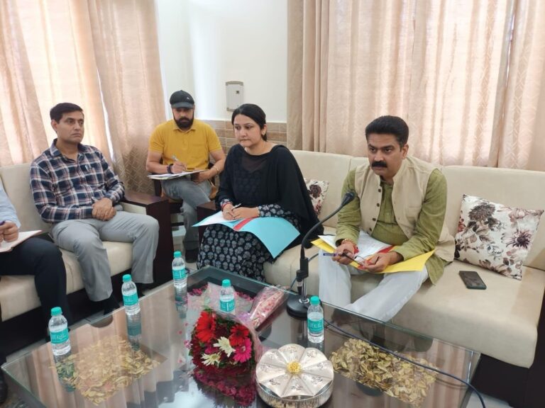 विधायक चन्द्रशेखर ने समीक्षा बैठक की अध्यक्षता की, अधिकारियों को दिए आवश्यक निर्देश