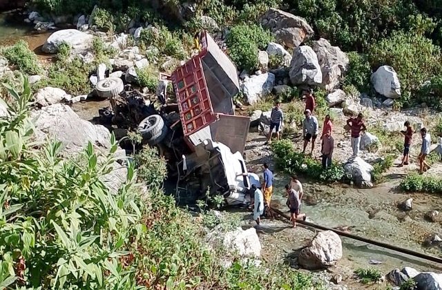 Sirmaur: संगड़ाह में टिप्पर खाई में गिरा, 1 की मौ’त, 2 घायल