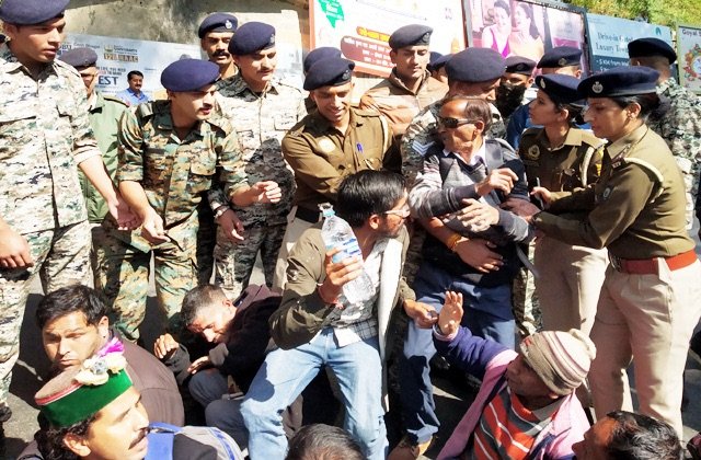 Himachal: दृष्टिहीन संघ का सचिवालय के बाहर धरना, 1 घंटे तक चक्का जाम, पुलिस पर धक्का-मुक्की का आरोप