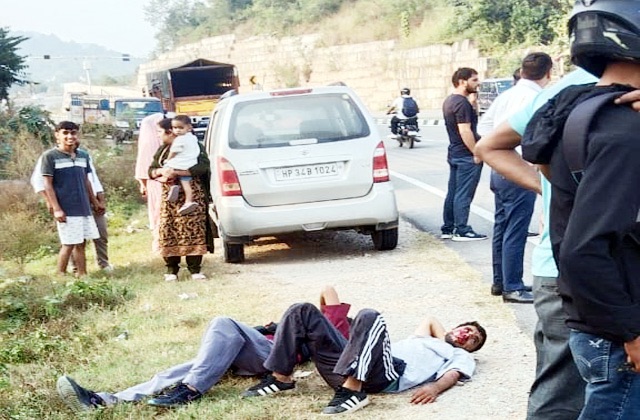 Bilaspur: घुमारवीं में कबड्डी खिलाड़ियों से भरी गाड़ी का एक्सीडेंट: 7 घायल Bilaspur: घुमारवीं में कबड्डी खिलाड़ियों से भरी गाड़ी का एक्सीडेंट: 7 घायल