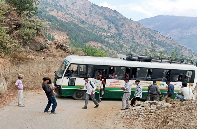 Kullu: टंडारी रूट पर HRTC की बस फिर खराब, यात्री परेशान