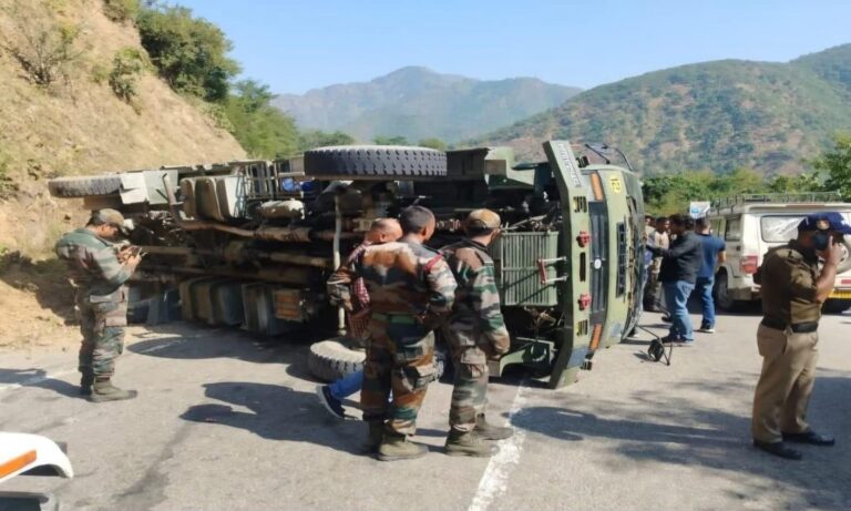 Devprayag: देवप्रयाग के पास आर्मी का ट्रक पलटा, जवान की दबने से मौत