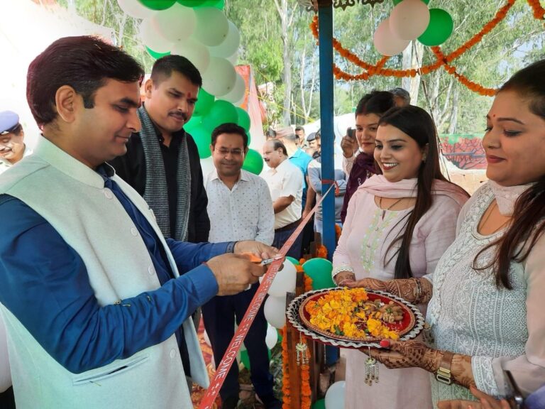 Kangra: उपायुक्त हेमराज बैरवा ने स्वंय सहायता समूहों के उत्पादों की बिक्री को बढ़ावा देने के लिए मल्टीपर्पज आउटलेट का शुभारंभ किया