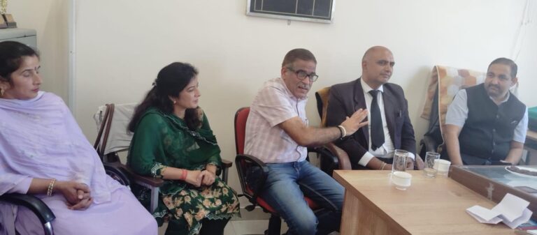 Hamirpur: आंगनवाड़ी कार्यकर्ताओं को पीसी एंड पीएनडीटी एक्ट की जानकारी: भ्रूण लिंग परीक्षण पर होगी कड़ी सजा – असलम बेग