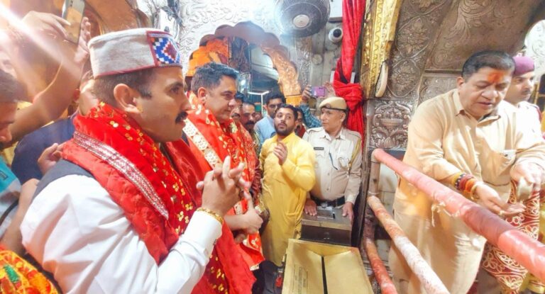 Himachal: लोक निर्माण मंत्री विक्रमादित्य सिंह ने श्री चिंतपूर्णी मंदिर में नवाया शीश Himachal: लोक निर्माण मंत्री विक्रमादित्य सिंह ने श्री चिंतपूर्णी मंदिर में नवाया शीश