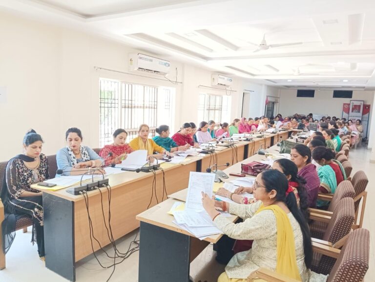 Hamirpur: हमीरपुर में मतदाता सूची पुनर्निरीक्षण कार्यशाला आयोजित, बीएलओ और पर्यवेक्षक अधिकारियों को दी गई जानकारी