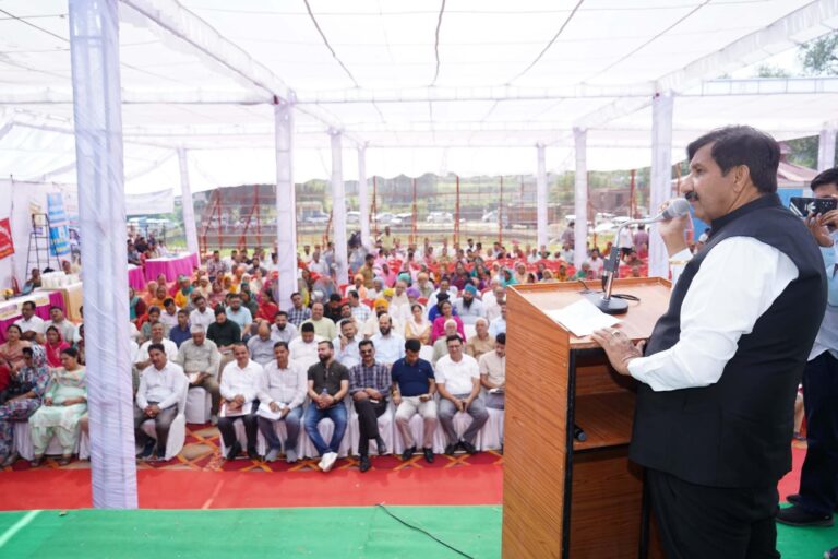 Una: हरोली के बालीवाल में उपमुख्यमंत्री मुकेश अग्निहोत्री ने की ‘सरकार गांव के द्वार’ कार्यक्रम की अध्यक्षता