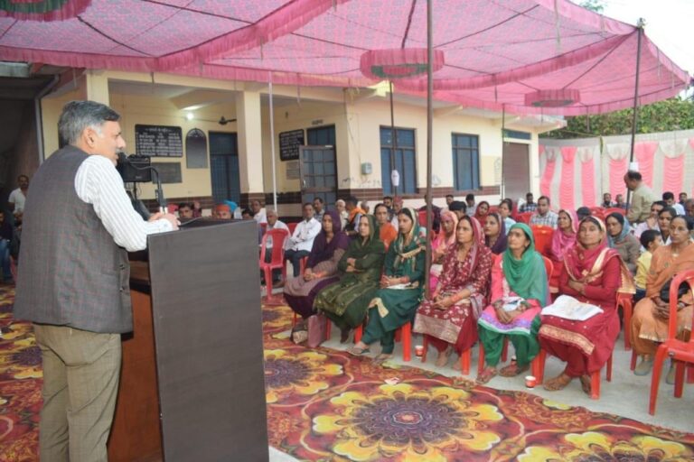 Bilaspur: सरकार का ‘आपके द्वार पर’ कार्यक्रम कसारू पंचायत में हुआ आयोजित, मंत्री राजेश धर्माणी ने सुनी बिजली, पानी और सड़कों से संबंधित समस्याएँ