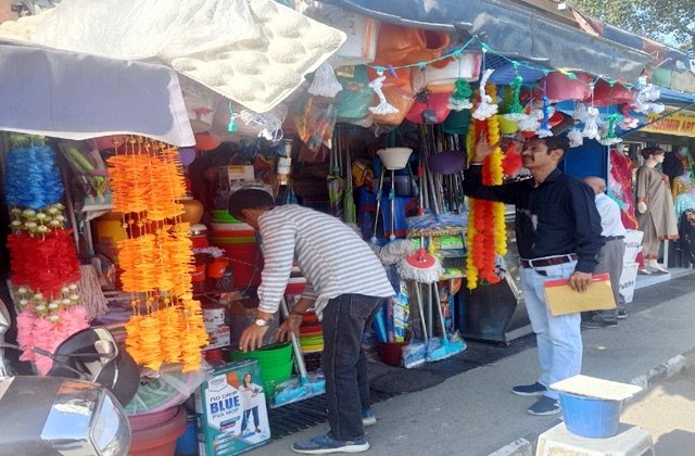 Mandi: नगर निगम ने दुकानों के बाहर सामान रखने पर 7 चालान काटे
