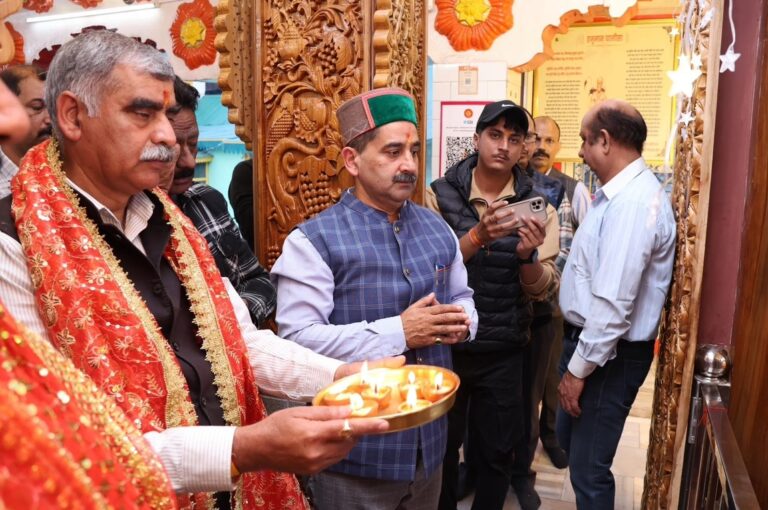 Solan: स्थानीय निधि लेखा समिति ने माँ शूलिनी मंदिर में किया पूजा-अर्चना