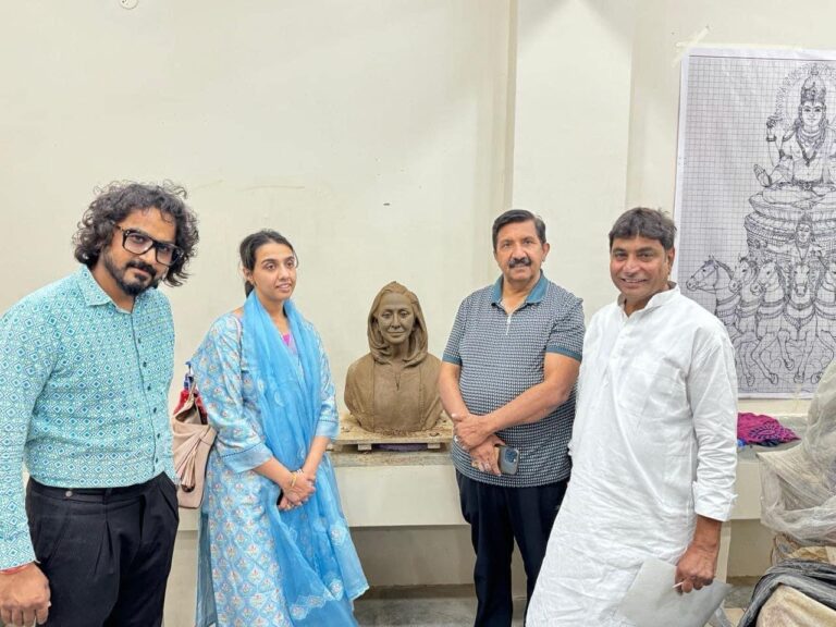 जयपुर के मूर्तिकार श्री सत्य नारायण पांडे बना रहे हैं प्रोफेसर सिम्मी अग्निहोत्री की जीवंत प्रतिमा