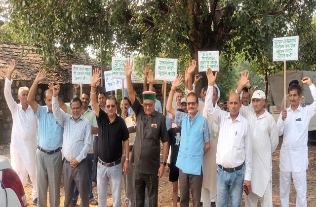 Kangra: पठानकोट-जोगिंद्रनगर रेल लाइन की बहाली के लिए नंदपुर में जनता ने किया विरोध प्रदर्शन
