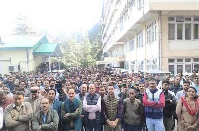 Himachal: बिजली बोर्ड के कर्मचारी और इंजीनियर सरकार के खिलाफ प्रदर्शन कर रहे हैं