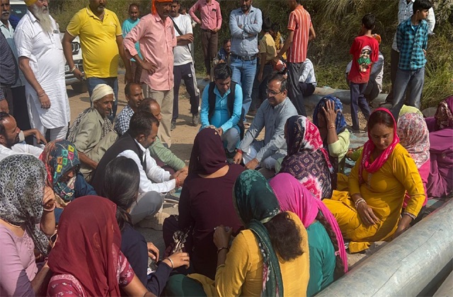 Bilaspur: शराब का ठेका खोलने के विरोध में ग्रामीणों ने किया चक्का जाम Bilaspur: शराब का ठेका खोलने के विरोध में ग्रामीणों ने किया चक्का जाम