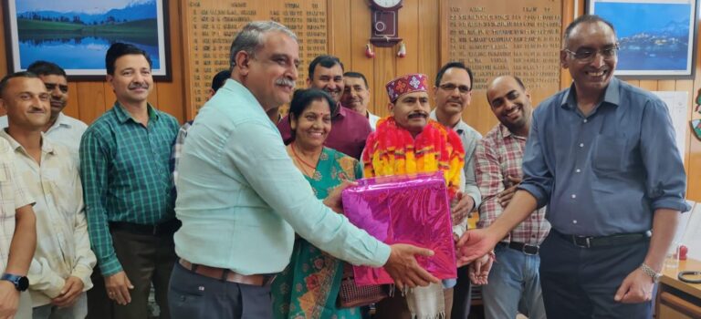 Hamirpur: बलजीत सिंह डोड ने निर्वाचन विभाग में वर्षों की समर्पित सेवा के बाद दी विदाई